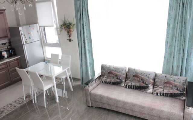 Apartment on Kamyshovaya 41, apt 19