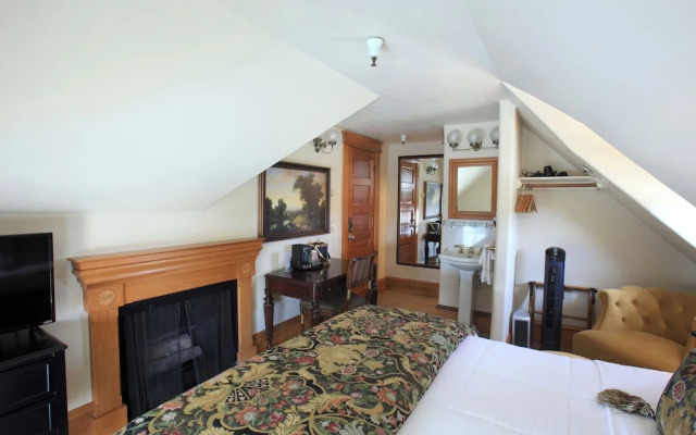 The Charles Pacific Grove - Artfully Designed Inclusive Inn