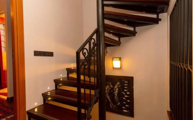 Stylish Home With a Book Collection Near Taksim