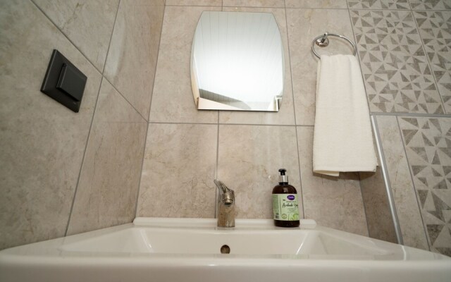 Esquire Hotel & Lounge
