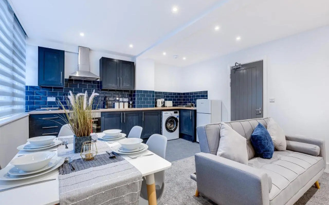 Raglan 3 Town Centre Modern Free Parking