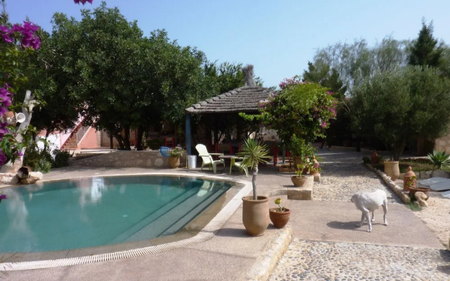 Welcome to Grenadine Double Bedroom and Spacious Garden With Swimming Pool