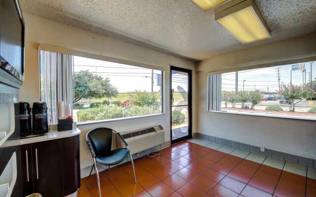 Studio 6 San Antonio, TX - Fort Sam Houston Area