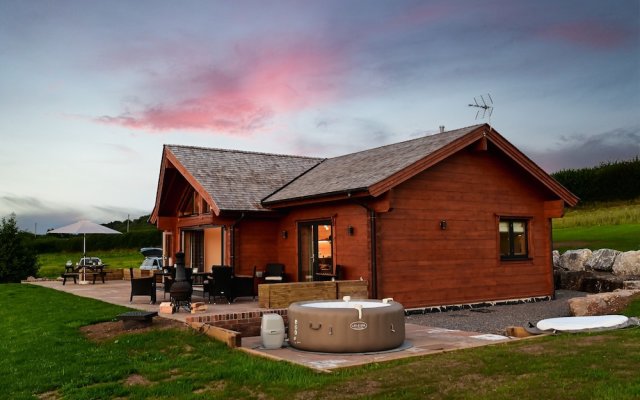 Cuddfan Lodge on a Gorgeous Private Lake