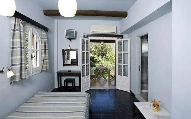 Yannis Servos Barbati Apartments