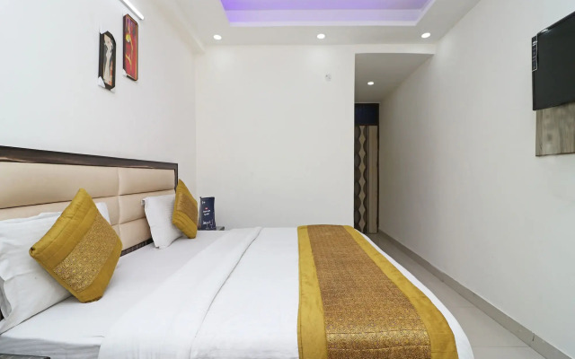 OYO 11633 Hotel Sweet Palace