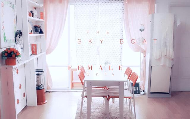 Danim Skyboat Female Guesthouse (только для женщин)