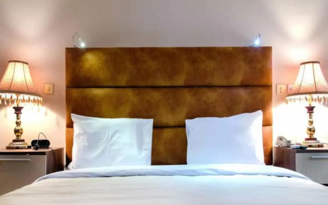 Chesterfield Hotel & Suites