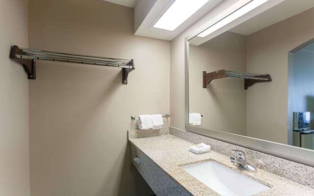 Super 8 by Wyndham Clarksville Northeast
