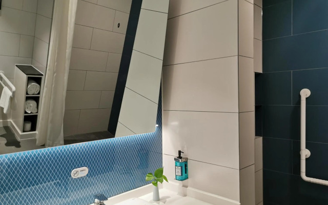Holiday Inn Express Shanghai Kangqiao by IHG