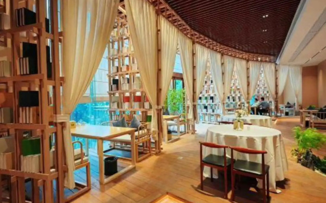 Malata Carrey International Hotel (Wuhan Textile University tanxinpei Park Subway)