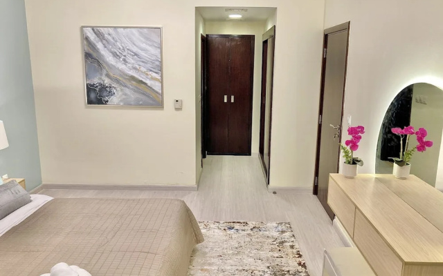 Whitesage - Lakefront Apartment Amidst Parks With Lake Access