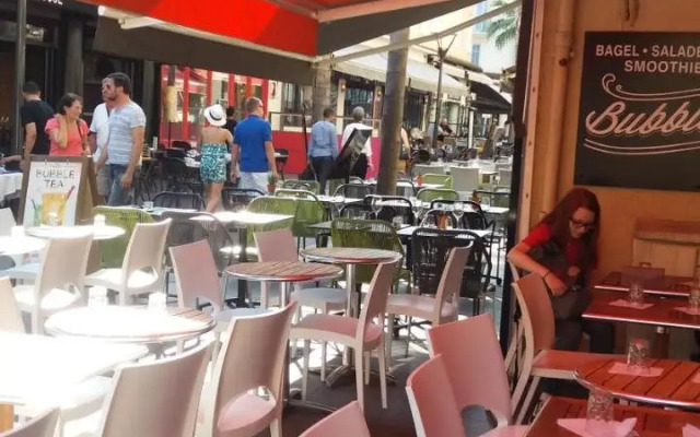 STUDIO 3mn A PIED DE LA PLAGE AVEC TERRASSE