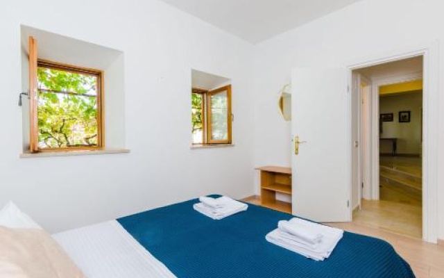 Villa Art Gallery - Six Bedroom Villa with Terrace and Swimming Pool
