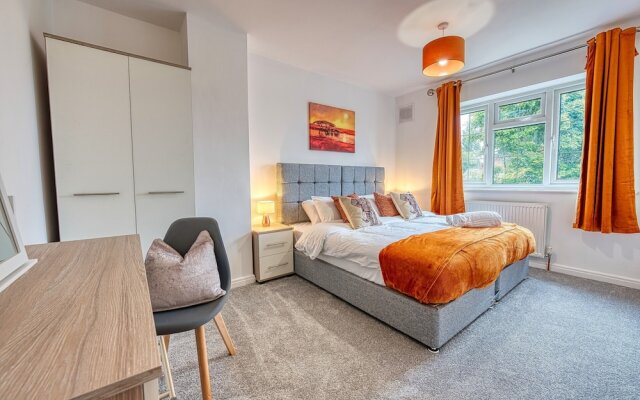 Modern 3 Bedroom 2 Bath Hse with Parking