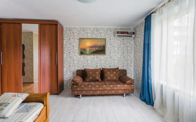Apartment on Trekhgornyy val 1