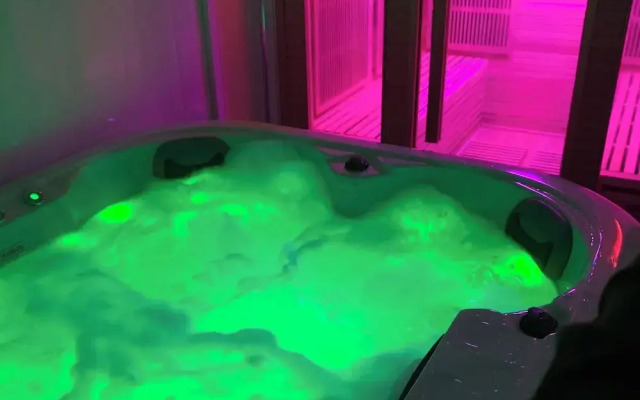 Relaxing Getaway With Hot Tub & Sauna Sleeps 6