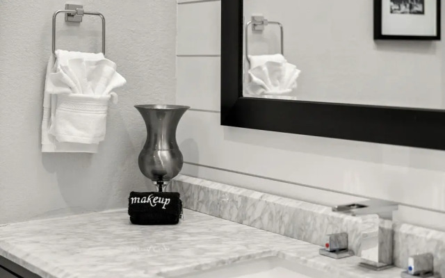 Cottage Evergreen Well Designed Modern Bungalow w Putting Green