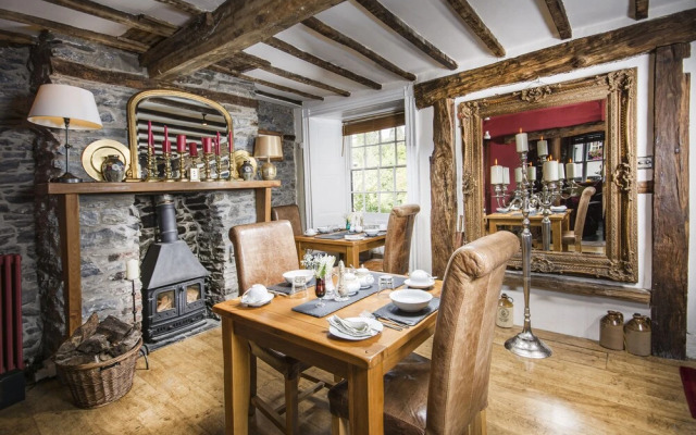 Cornerstones, 16th Century Luxury Self Catering House overlooking the River Dee