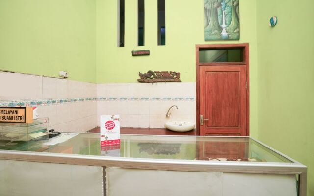 Penginapan Anggrek Syariah 1 by OYO Rooms