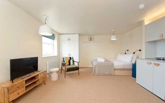 Bright Studio in Historic Camden Terrace