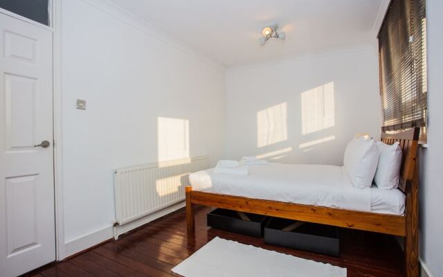 2 Bedroom Flat In Stepney Green