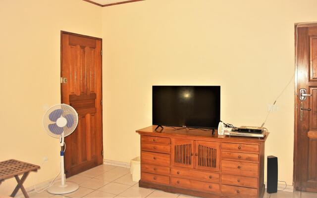 Tahiti - Sanny's Place Room & Pool