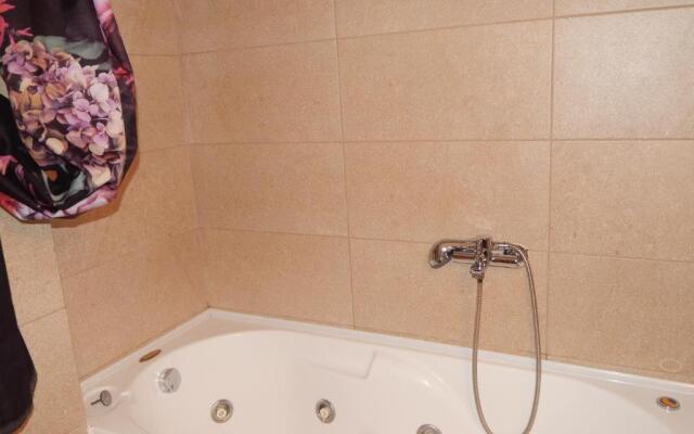 Zira Holiday House