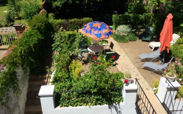 Studio in Néris-les-bains, With Wonderful City View, Enclosed Garden and Wifi