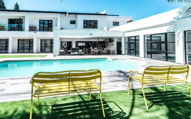 Private Modern 10 bdrm Home tucked away in Sandton
