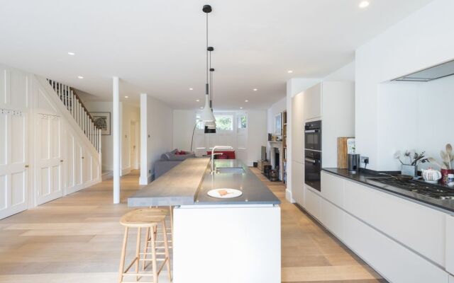 Luxurious Highbury Mansion with Beautiful Garden
