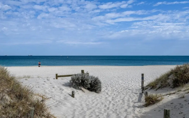 Bright Studio in Fremantle With Modern Finishes