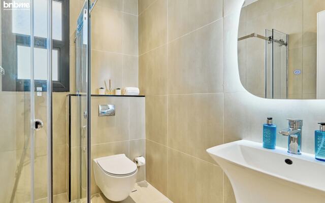 bnbmehomes -2BR with Cinema Room- R42B4