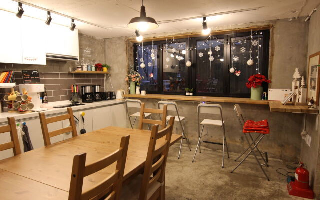 Bunk Guest House - Hostel
