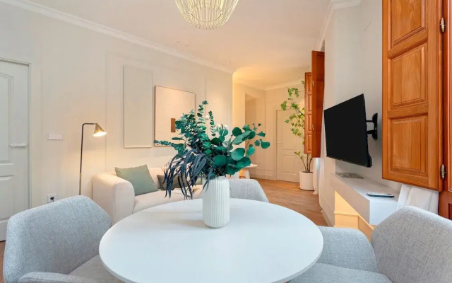 Elegant Stay in Historic Granada Bib Rambla IV