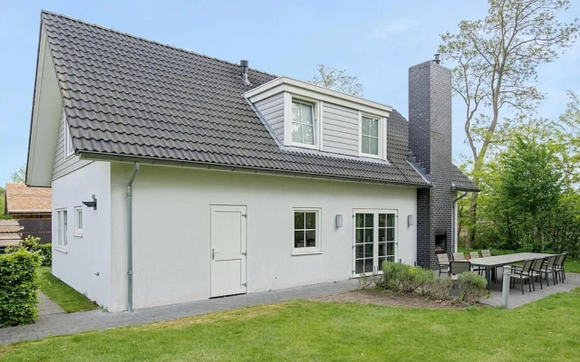 Spacious 10-person Villa in Quiet Holiday Park