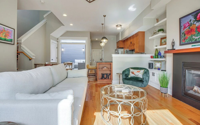 Vibrant Downtown Cincinnati Townhome w/ Sauna!
