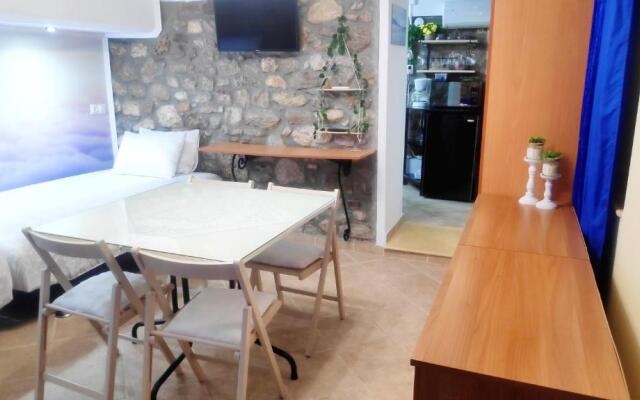 Naupactus unique harbor apartment in a stone house!