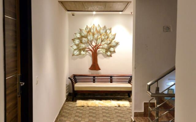 Oyo 11367 Hotel Yellow
