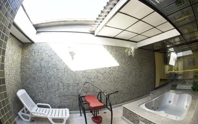 Motel Caricia (Только для взрослых)