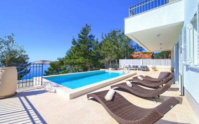 Modern Villa in Cres With Pool