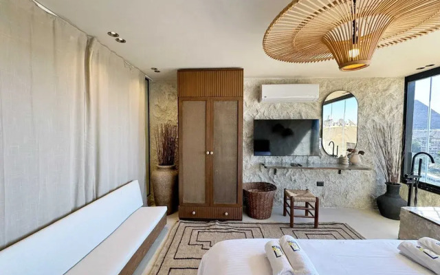 The 2 BDR Pyramids Vista w/ Bathtub