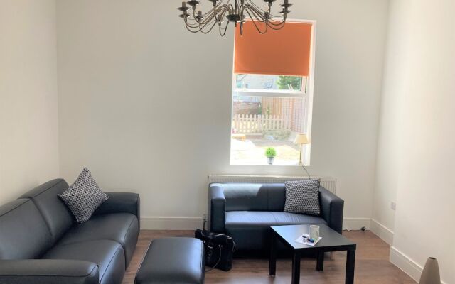 Lovely 4-bed House in Central Wolverhampton