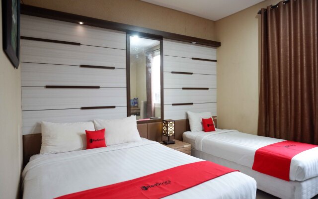 RedDoorz Plus Syariah near Laweyan Solo