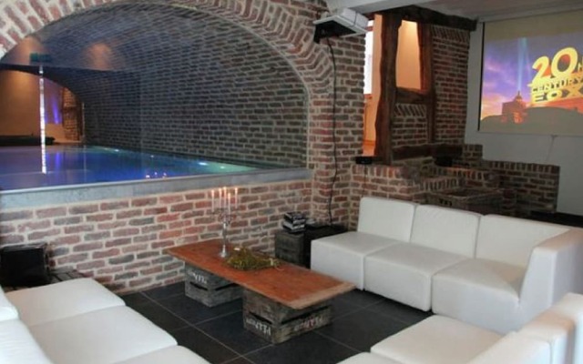 Attractive Holiday Home with Pool, Hot Tub, Fireplace near Spa