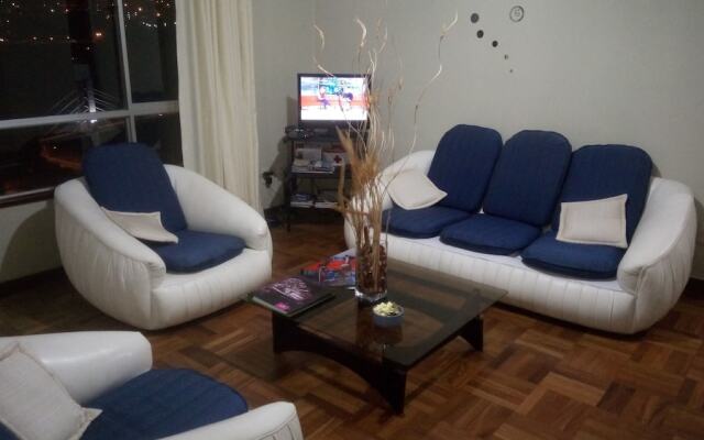 DEPARTAMENTO PISO 20a, CENTRICO, CERCA EMBAJADA AMERICANA, TELEFERICO, MALLS, VISTAS PANORAMICAS y SEGURO