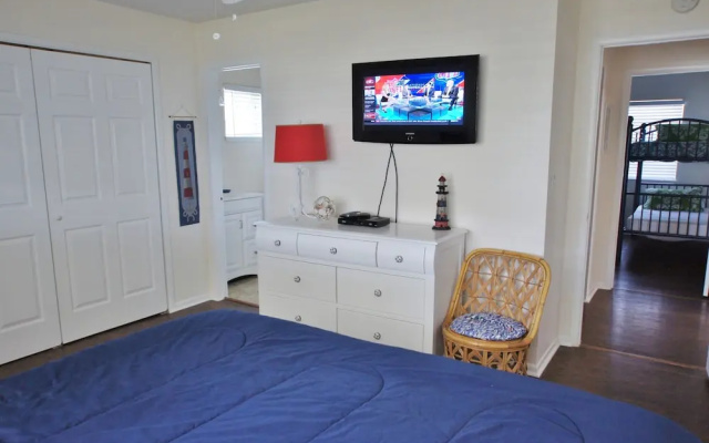 Bermuda Bungalow 2 Br home by RedAwning