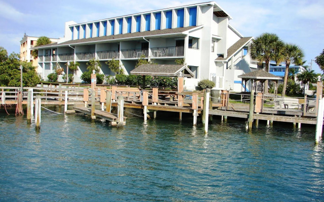 Dockside Inn & Resort