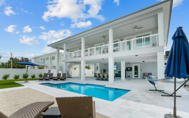 Luna Light Waterfront Pool Dock Views