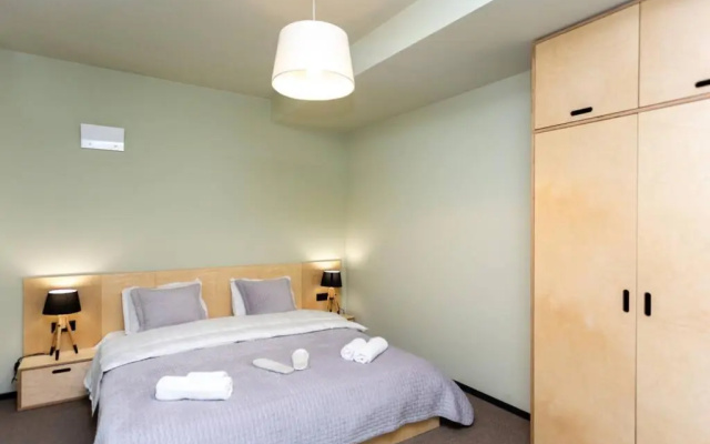 2BR apt with a furnished balcony 2 min to Kokhta